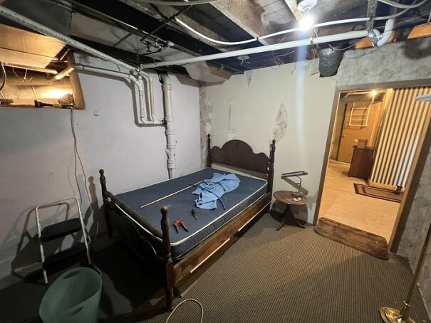 Bedrooms-With-Threatening-Auras-Photos