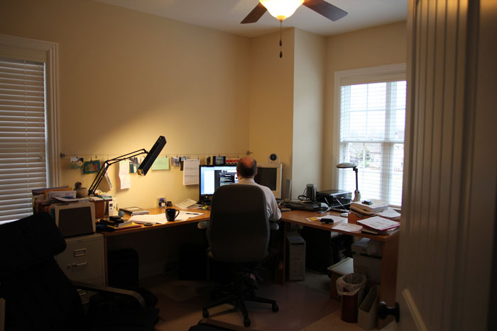 Boss Asks For Cameras To Be On And Full Engagement During Online Meets, One Worker &ldquo;Delivers&rdquo;