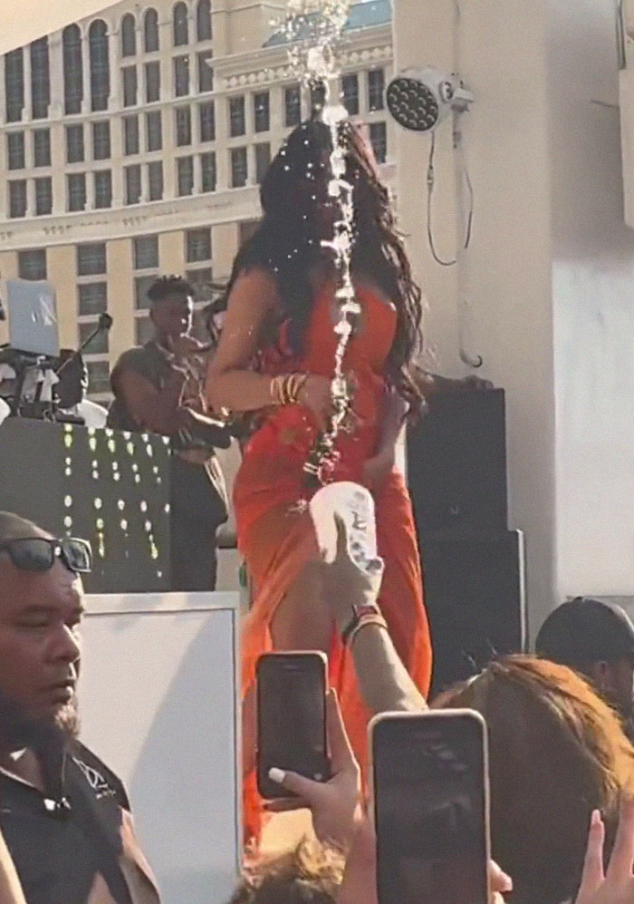 Cardi B Was Splashed By A Drink Thrown By Fan While She Was Performing, So She Fought Back Cardi B Was Splashed By A Drink Thrown By Fan While She Was Performing, So She Fought Back