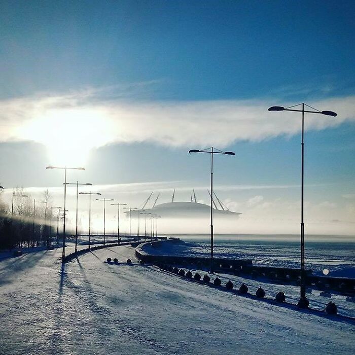 La niebla hace que el estadio parezca una nave espacial