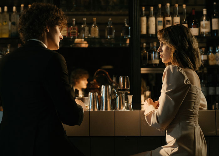 Woman Praises Guy For Giving Her A Note Saying Her Date Is A Red Flag After Listening To Their Convo