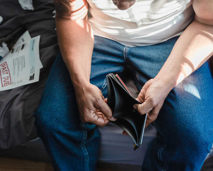 Netizens Discuss Why The Rich Don&rsquo;t Tip After This Appliance Delivery Courier Shares His Experience