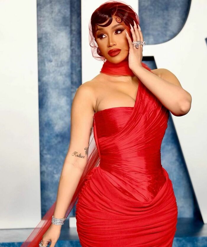 Cardi B Was Splashed By A Drink Thrown By Fan While She Was Performing, So She Fought Back Cardi B Was Splashed By A Drink Thrown By Fan While She Was Performing, So She Fought Back