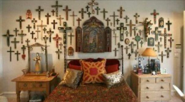 Bedrooms-With-Threatening-Auras-Photos