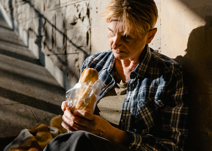 Worker Scolded For Trying To Buy A Homeless Man Pizza, Customer Finds A Brilliant Loophole