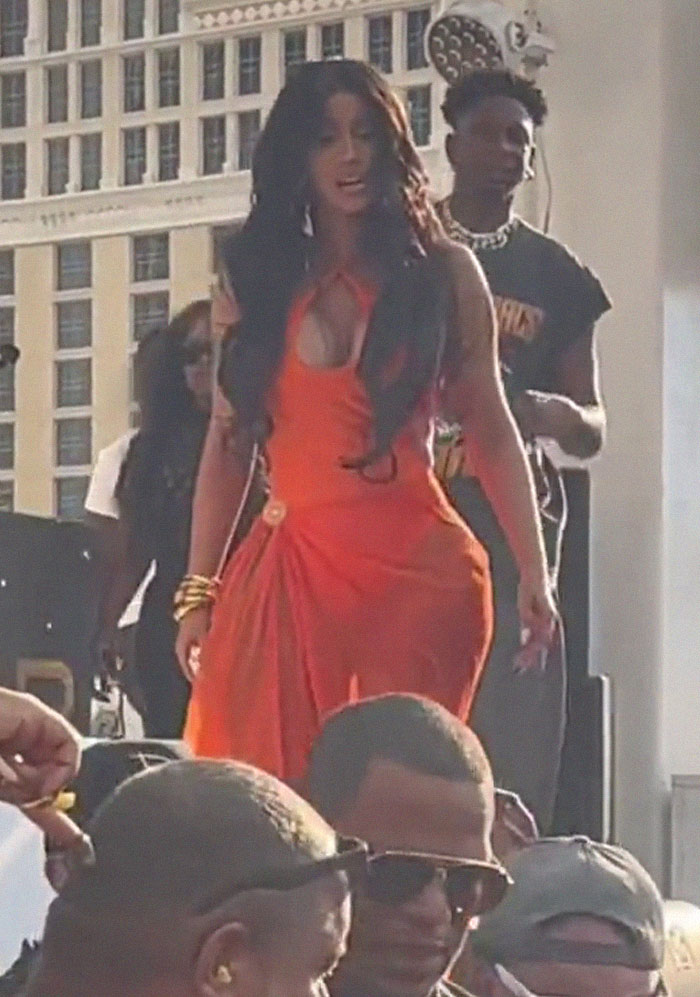 Cardi B Was Splashed By A Drink Thrown By Fan While She Was Performing, So She Fought Back Cardi B Was Splashed By A Drink Thrown By Fan While She Was Performing, So She Fought Back