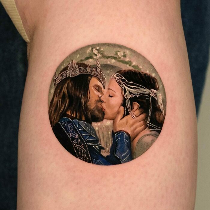 Circular tattoo depicting a romantic scene from Lord of the Rings.