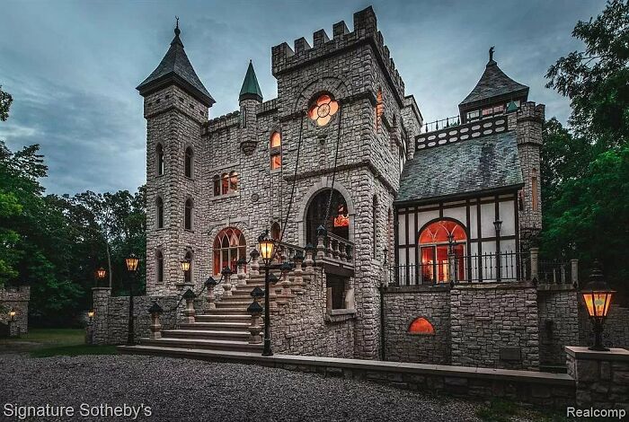 A Drawbridge, A Knight In Armor, A Murder Dungeon, A Hall Of Mirrors And So Much More (Link In The Comments)