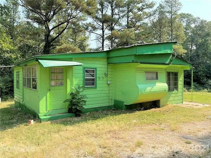 We See Lots Of Wealth And Bad Taste On This Sub. Here We Have Poverty And Bad Taste