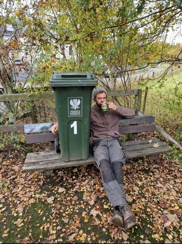 A Guy Asked His Mate To Take His Bin Out As He Wouldn’t Be Home. He Went Above And Beyond