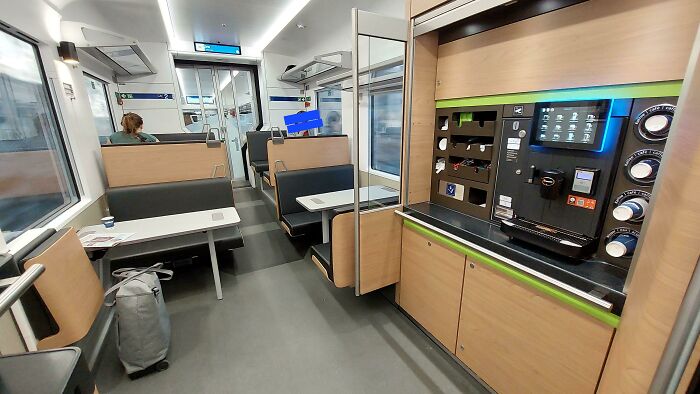 El tren público que tomo para ir a trabajar tiene autoservicio de café