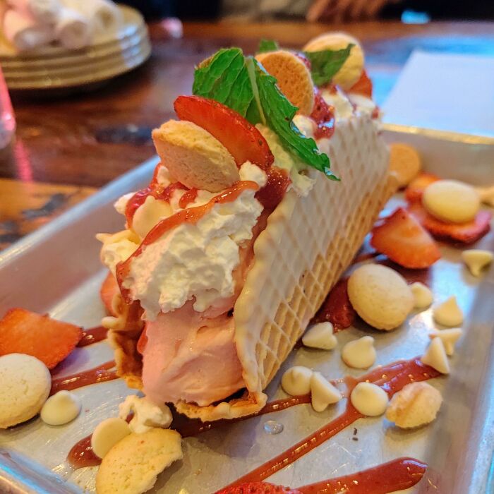 [i Ate] A Strawberry Shortcake Dessert Taco