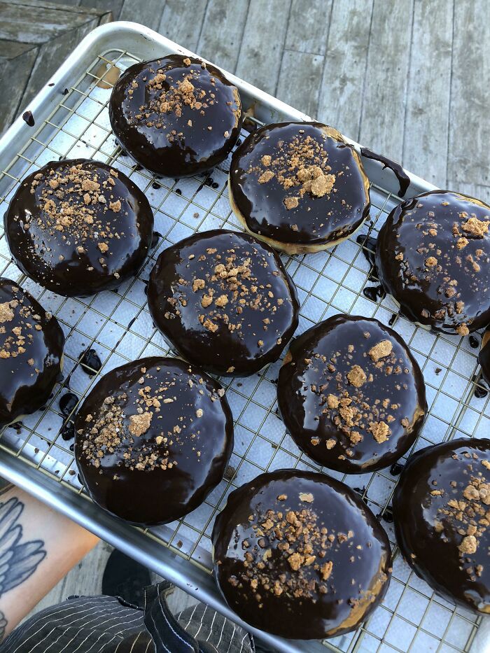 Over Night Fermented Dough, Dark Choco Glaze, Filled With Roasted White Chocolate Cream, White Chocolate Crumble🥰