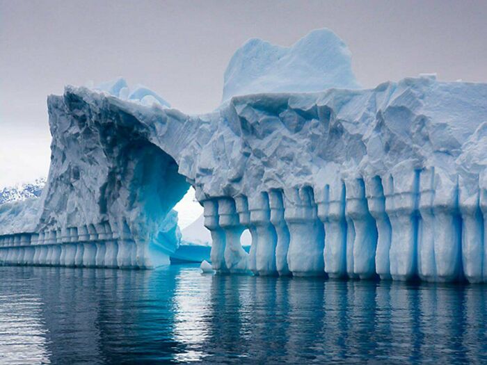 Formaciones de hielo en la Antártida que parecen muros, columnas y hasta un arco