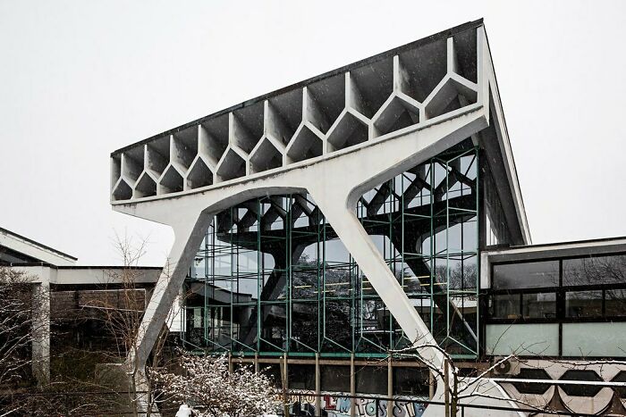 Enaip Vocational Training Centre, Former Elementary School (1962) Busto Arsizio (Near Milano / Milan), Italy Architect: Enrico Castiglioni Photo: Stefano Perego