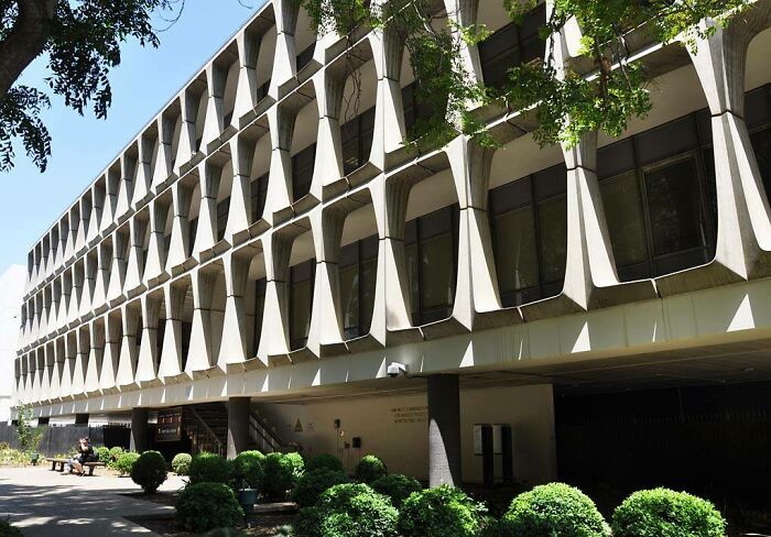 Van Nuys Community Police Station (1964) Los Angeles, California, Us Architecture Firm: Daniel Mann Johnson & Mendenhall Source: Http://Www.roadarch.com