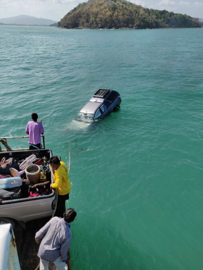 A alguien se le olvidó echar el freno de mano en el ferry