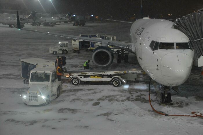 Thank You To Those Who Work At 1:00 A.m. In Snowstorms So People Can Travel