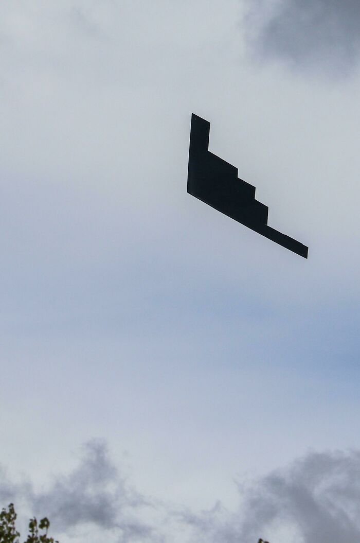 B2 Bomber Makes It Look Like The Sky Didn't Load Properly