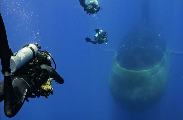 Divers Approaching Uss North Carolina (Ssn-777)