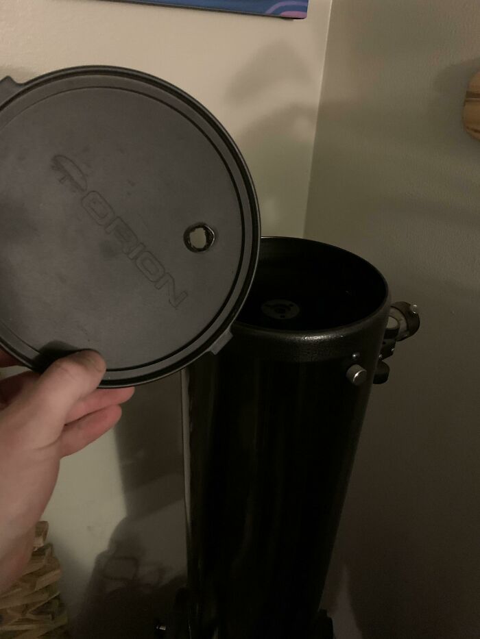 Mi compañera decidió poner un cono de incienso en la tapa de mi telescopio. Lo atravesó y aterrizó en la lente