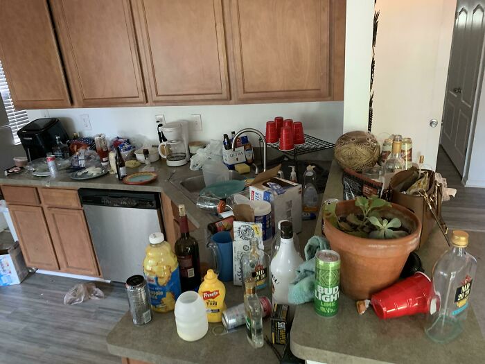 Intentando haceme el desayuno antes de ir a trabajar en mi encantadora cocina compartida