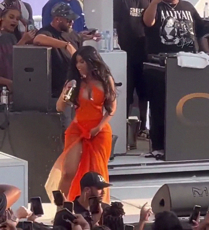 Cardi B Was Splashed By A Drink Thrown By Fan While She Was Performing, So She Fought Back Cardi B Was Splashed By A Drink Thrown By Fan While She Was Performing, So She Fought Back