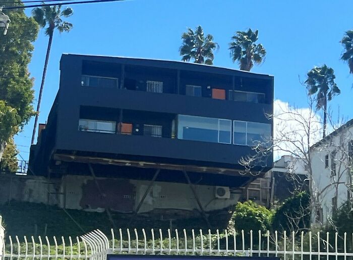 A veces pasamos junto a edificios donde no nos han llamado, pero deberían