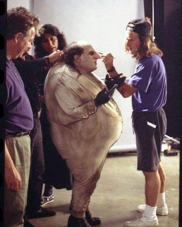 Danny Devito convirtiéndose en El Pingüino para la película Batman returns. 1992