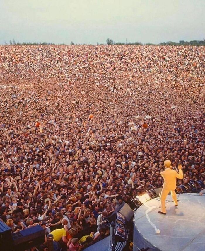 David Bowie tocando en Milton Keynes. 1983
