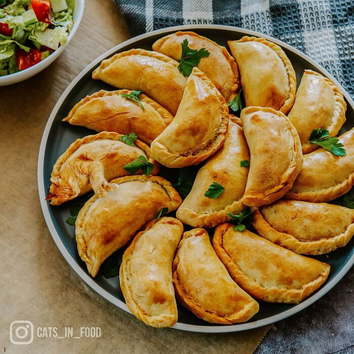 In An Oddly Cute Way, This Artist Keeps Pairing Cats With Food (New Pics)