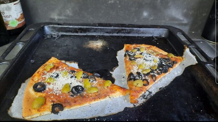 Tried To Hit Pizza In The Oven, And Burnt The Baking Paper... Since Then I'm Cutting The Paper To The Shape Of What I'm Hitting