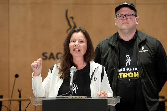 14 Actors Shared The Exact Minimal Sums Of What They Made From Residuals Of Popular Shows