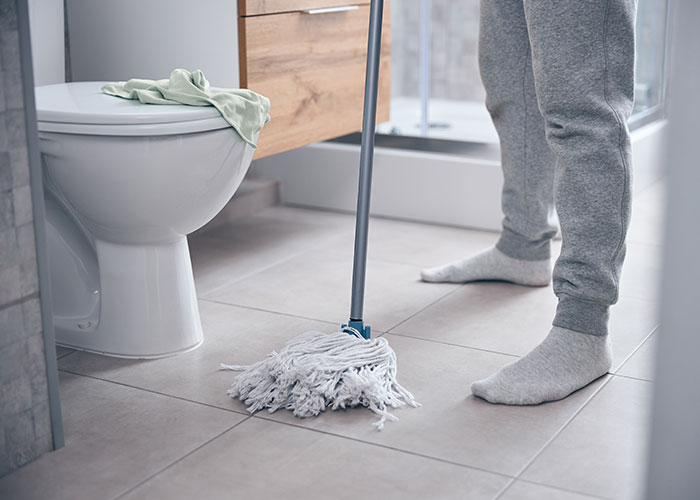 &ldquo;The Bathroom Floor Was Suddenly Always Wet&rdquo;: BF Keeps Missing The Toilet, GF Gets Resourceful