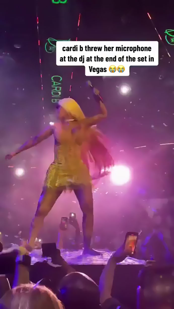 Cardi B Was Splashed By A Drink Thrown By Fan While She Was Performing, So She Fought Back Cardi B Was Splashed By A Drink Thrown By Fan While She Was Performing, So She Fought Back