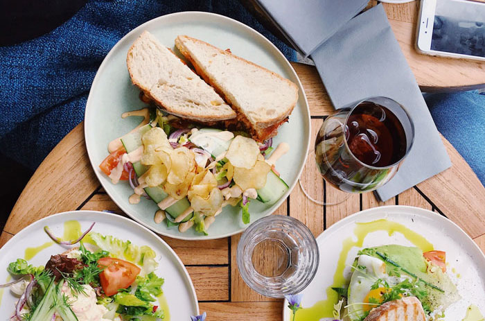 Couple Quarrels After Blind BF Touches GF’s Food To Make Sure She Ordered The Same Dish He Did