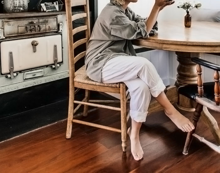 BF Makes GF Stay In The Kitchen When His Friends Come Over, She Leaves In A Rage And They See Her