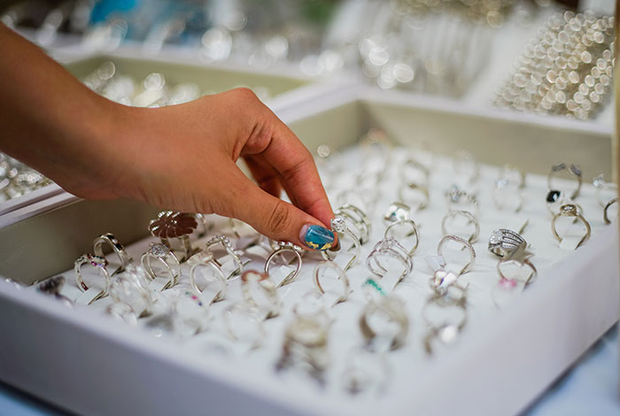 Guy Refuses To Spend $10k On An Engagement Ring, Gets A Reality Check Online