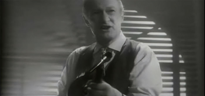 Gangster Johnny talking and holding gun from Home Alone