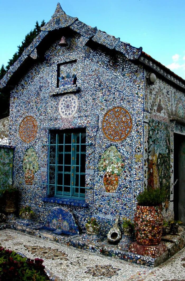 Maison Picassiette In 1928, A Graveyard Attendant By The Name Of Raymond Isidore Purchased A Small Plot Of Land Outside The City Of Chartres In France For Himself And His Family