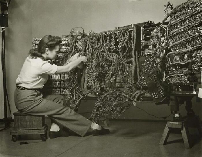 Ingeniera cableando una antigua computadora IBM, 1958