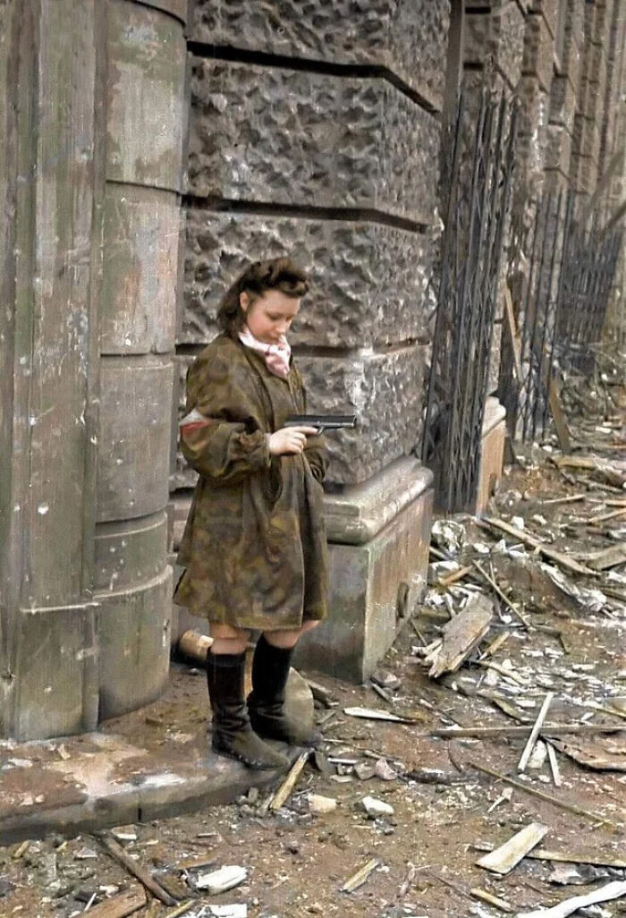 Henryka "Heniuta" Wieczorek, miembro de la resistencia polaca en el último día del Alzamiento de Varsovia: 2 de Octubre de 1944 (coloreada)