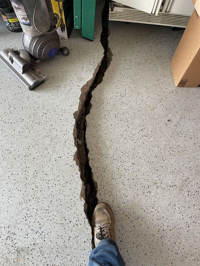 Garaje lleno de grietas, esto significa que hay partes de los cimientos hundiéndose a mayor velocidad que otras