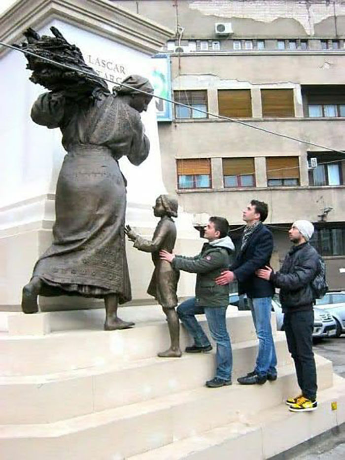 People-Having-Fun-Statues
