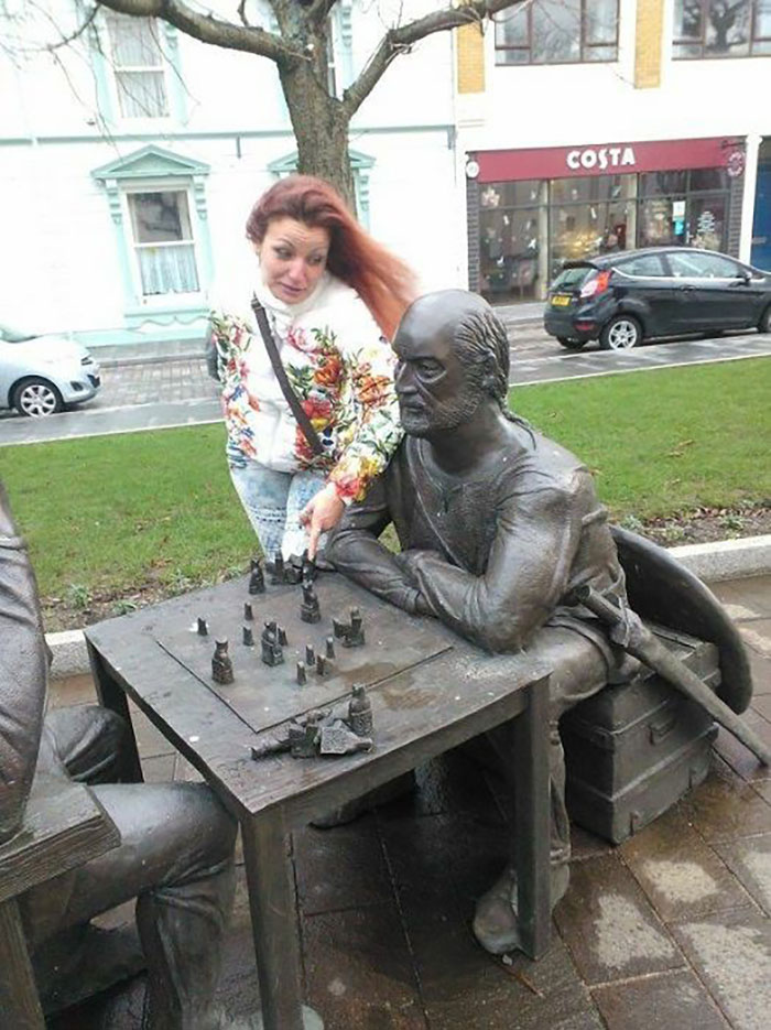 People-Having-Fun-Statues