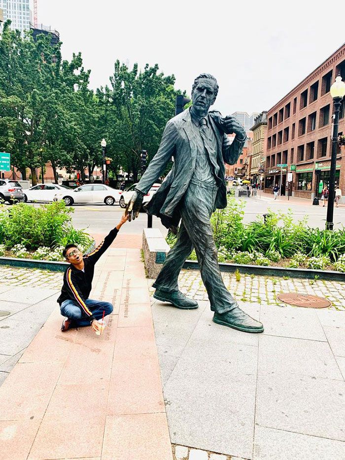 People-Having-Fun-Statues