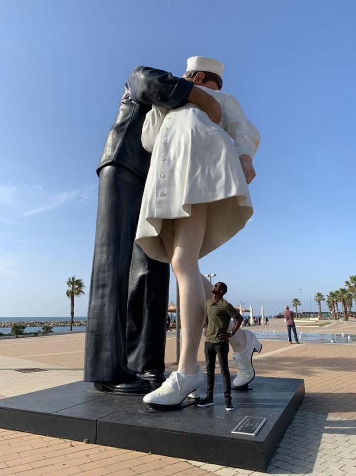 People-Having-Fun-Statues