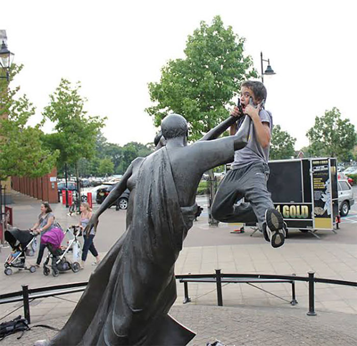 People-Having-Fun-Statues