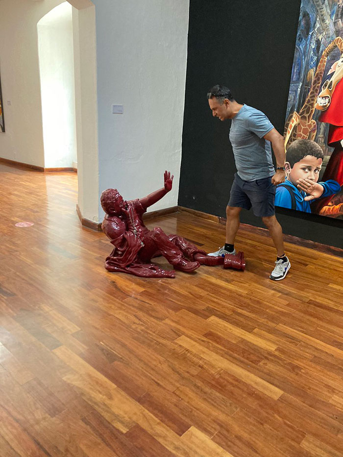 People-Having-Fun-Statues