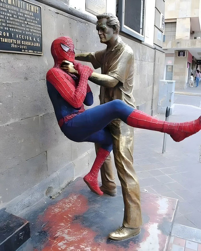 People-Having-Fun-Statues